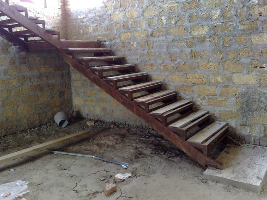 Лестница в погреб (49 фото): варианты из дерева, как сделать удобную металлическую конструкцию своими руками