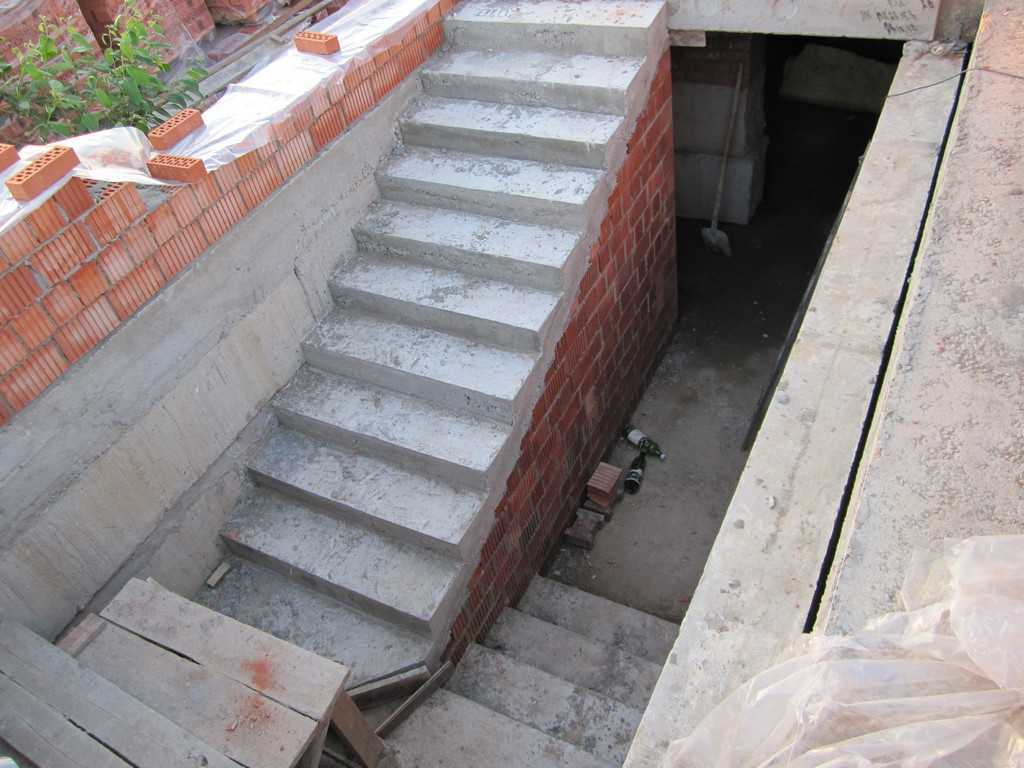 Расчет размера лестницы в подвал дома: выбор конструкции, расчет количества ступеней
