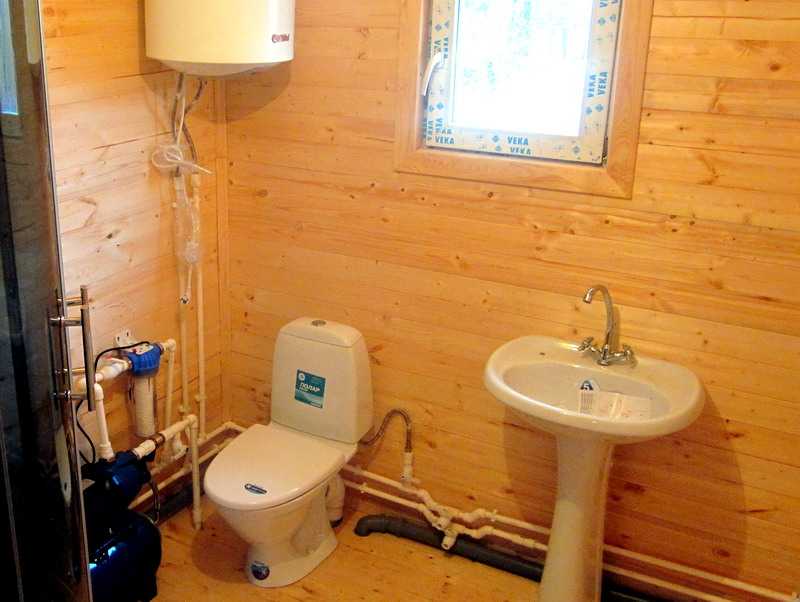 Деревянный туалет-душ для дачи своими руками. Что собой представляет дачное строение 2 в 1, его преимущество и проектирование. Выбор места для установки дачного душа и туалета.