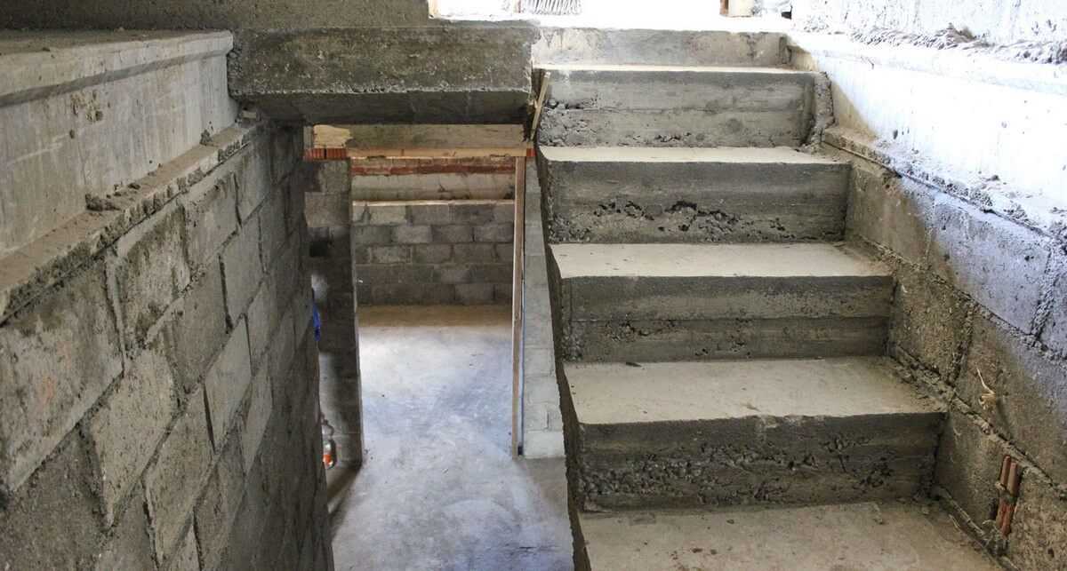 Монтаж металлической лестницы в подвал