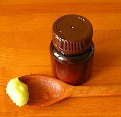 Мазь на основе пчелиного воска с маслом и желтком: приготовление, применение, свойства