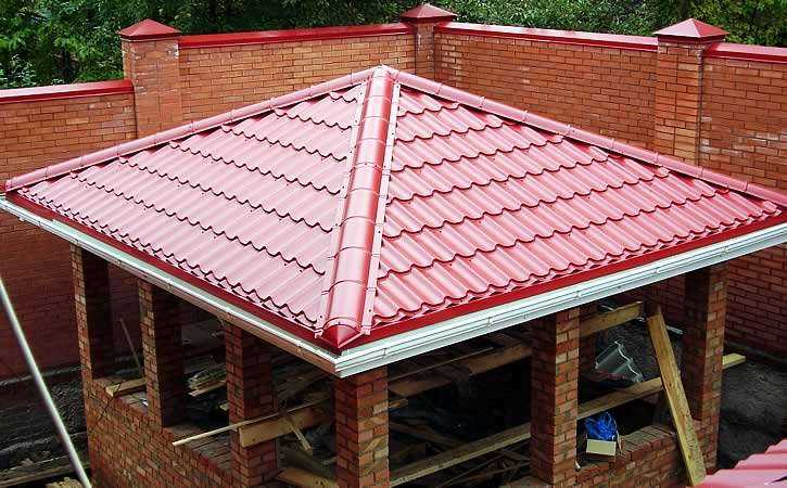 Беседка с односкатной крышей (50 фото): плоские варианты из поликарбоната, двухскатная и четырехскатная конструкция, беседки с вальмовой крышей