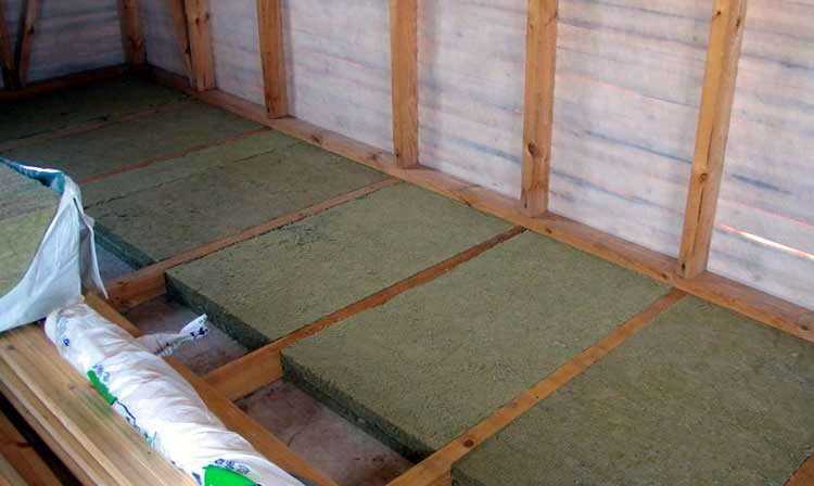 Утепление веранды в деревянном доме. С какой стороны уложить теплоизоляцию. Монтаж теплоизоляции изнутри на стены и потолок веранды.