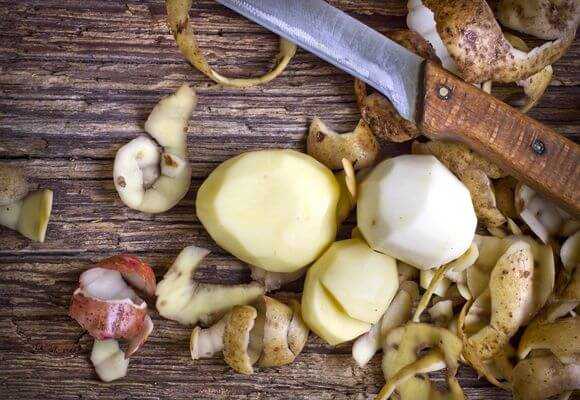 Картофельные очистки как удобрение: для каких растений можно применять