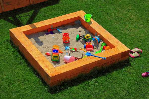 Детская песочница для дачи — порядок возведения и несколько полезных идей