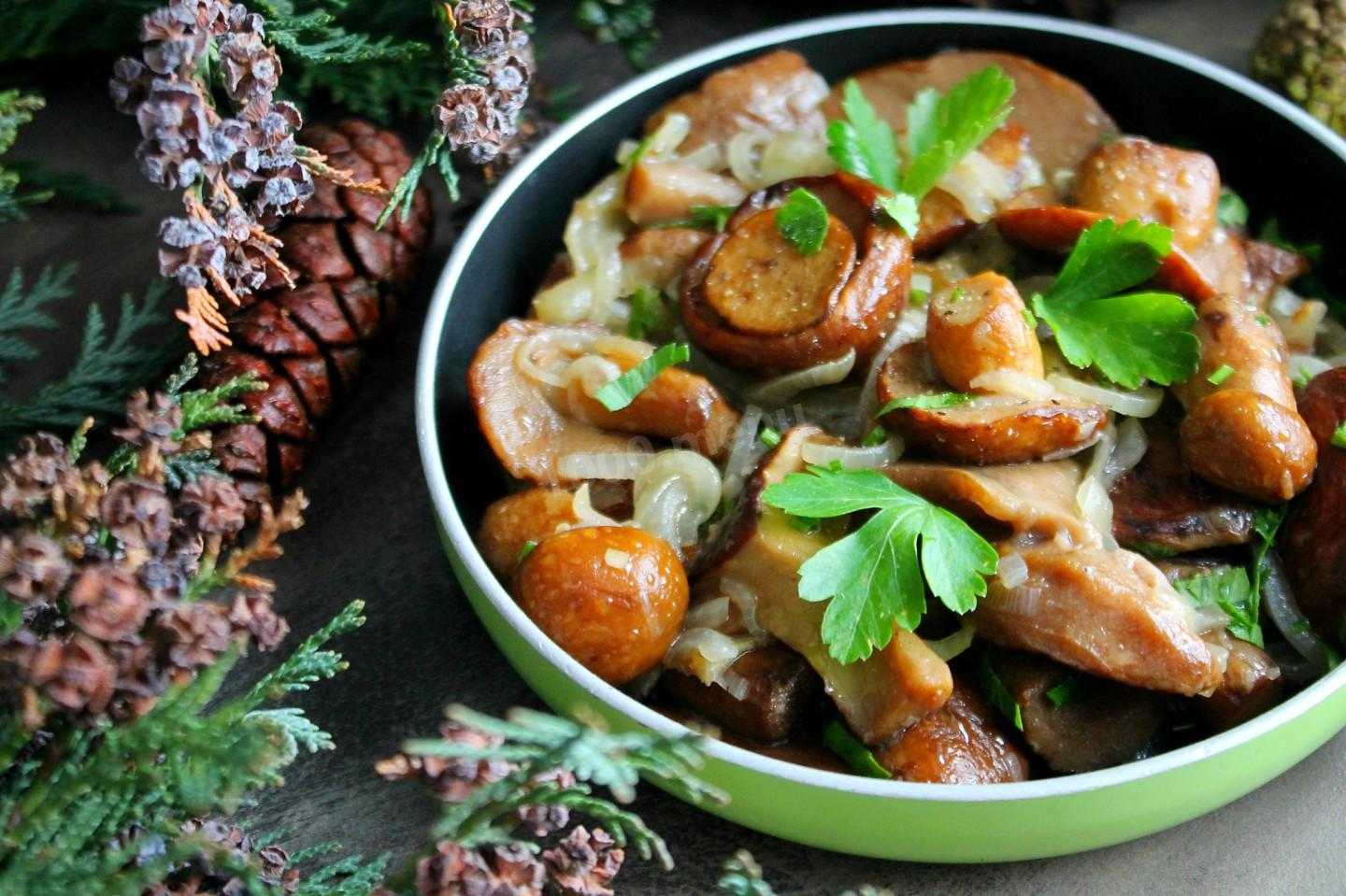 Жареные грибы с луком и морковью на сковороде рецепт с фото пошагово и видео - 1000.menu