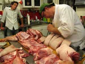 Где крестец находится у свиньи: правильная обвалка, описание качества мяса и разнообразные рецепты, в которых используется кострец.