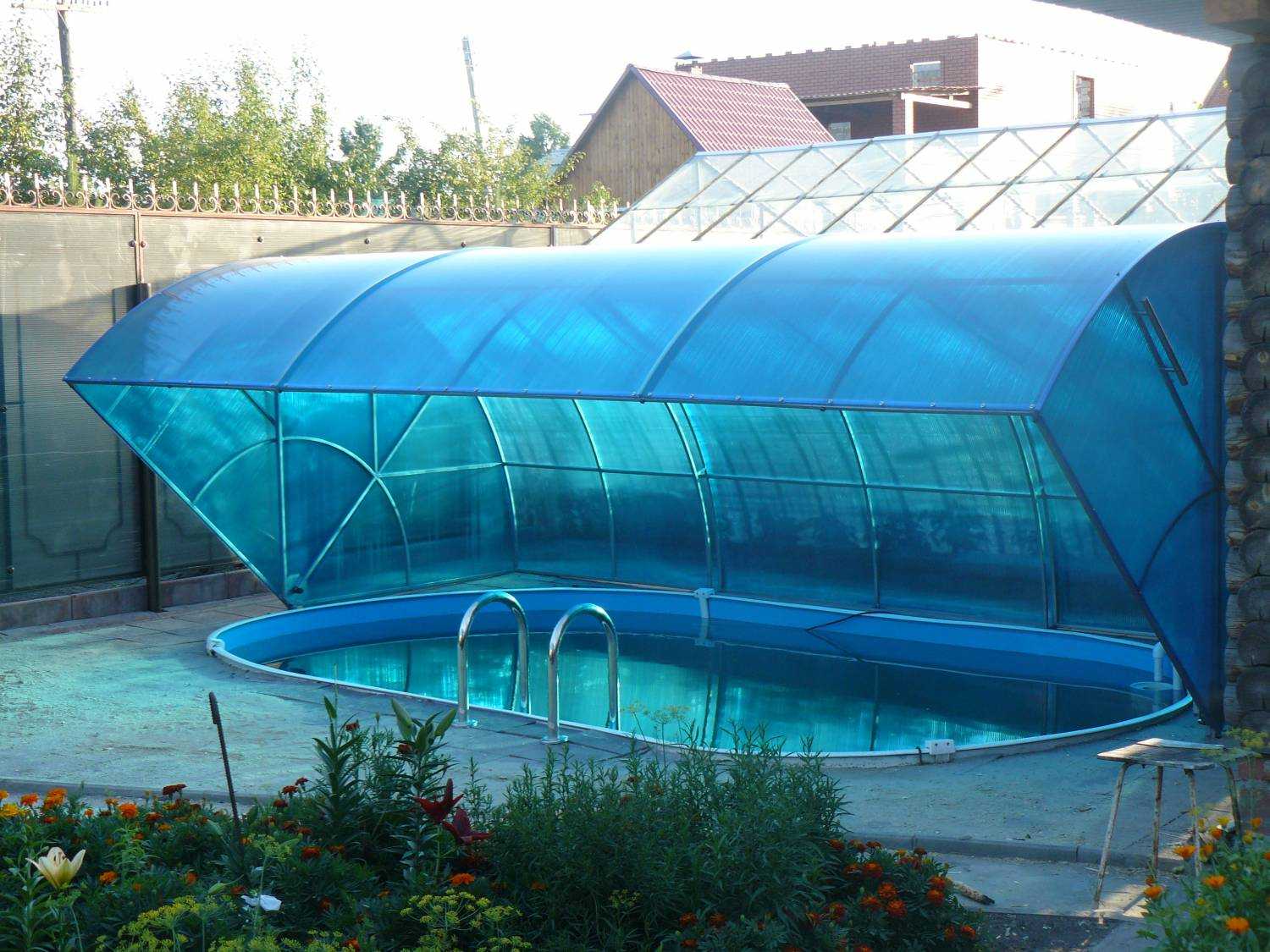 Тенты для бассейна intex: 305х76 см и 220х150х60 см, 300х200 см, для каркасных и натяжных прямоугольных, надувных и круглых бассейнов. как выбрать?