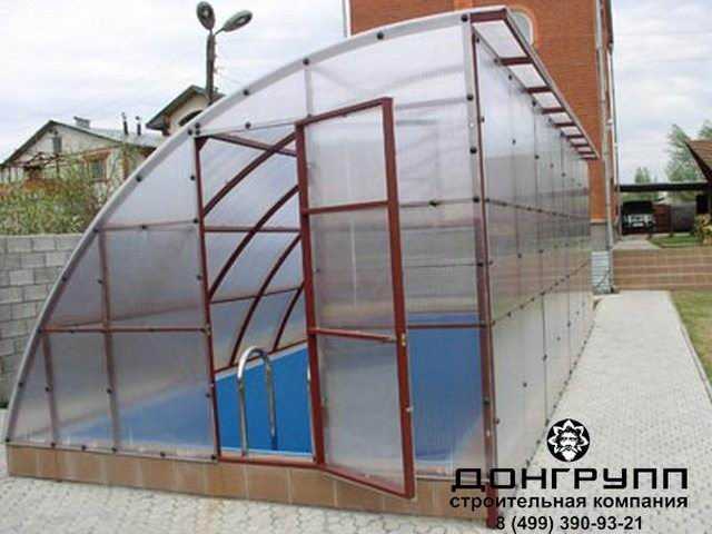 Покрытия для бассейна: раздвижные защитные укрытия из поликарбоната и плавающие пузырьковые модели для бассейна на улице. чем накрыть бассейн?